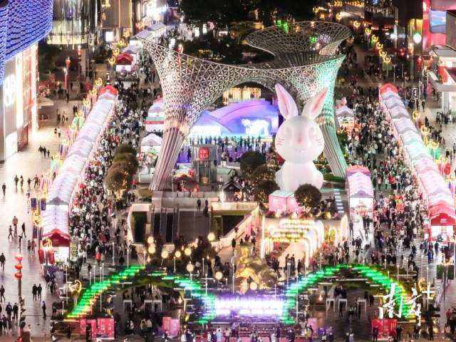 位于深圳福田區的“One Avenue·卓悅中心”商圈是港澳消費者“北上”常去的目的地之一，每到周末人潮涌動。