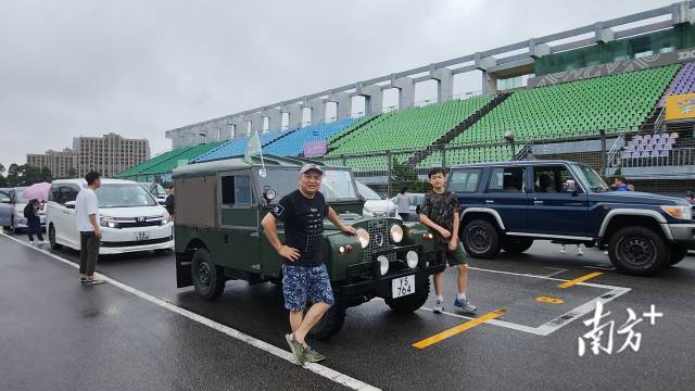 香港越野車協會創會會長江啟航（左）帶著兒子，開上心愛的越野車，在“港車北上”實施首日從香港前往珠海。