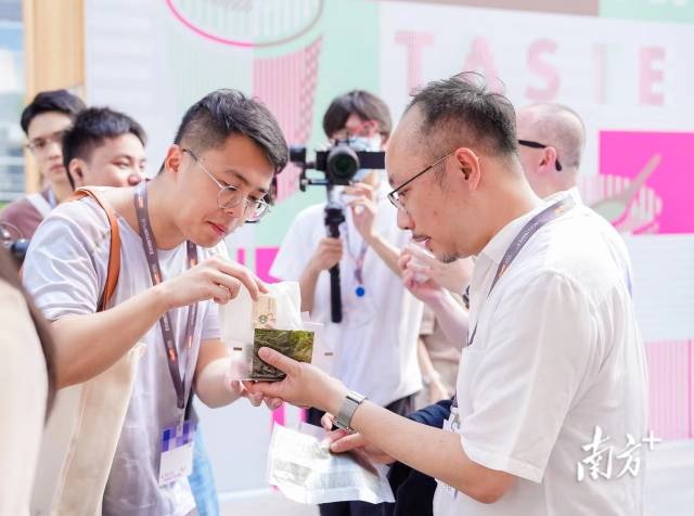 　　今年5月底，百農社國際有限公司參加了香港貿易發展局在深圳舉辦的“港·潮流”購物節，首次把“華御結”日式飯團帶到內地市場。馬國怡（右）正在邀請顧客品嘗日式飯團。