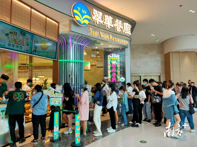 　　今年以來，翠華餐廳在廣州、深圳、珠海等大灣區內地城市的分店生意復蘇明顯。每到飯點，餐廳門口都不少人排隊等候。